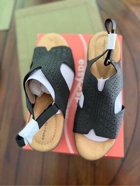 Easy Spirit Kali3 Womena size 11 Black Perforated Slingback Sandals new in box